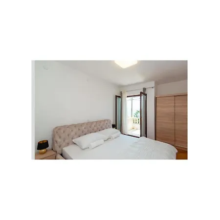 Apartment 5 Bedroom Lovely In Grljevac Podstrana