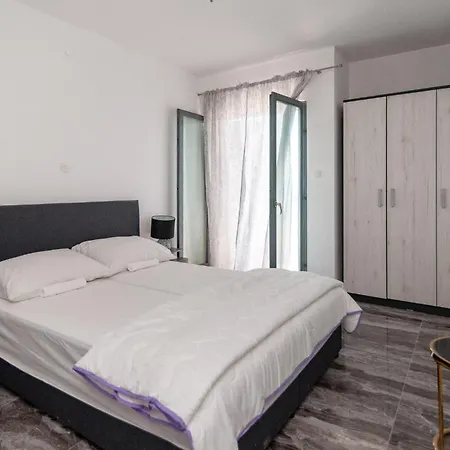 5 Bedroom Lovely In Grljevac Апартаменты *