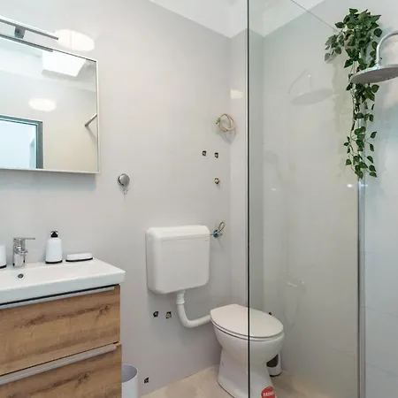 5 Bedroom Lovely In Grljevac * Подстрана